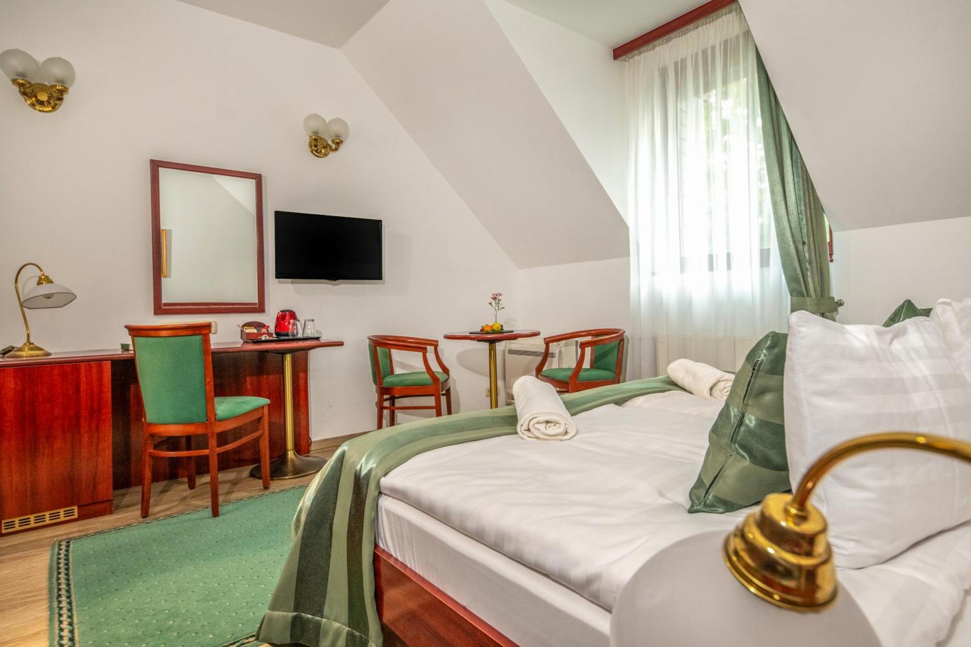 Szarvaskut Hotel Zirc Exterior foto