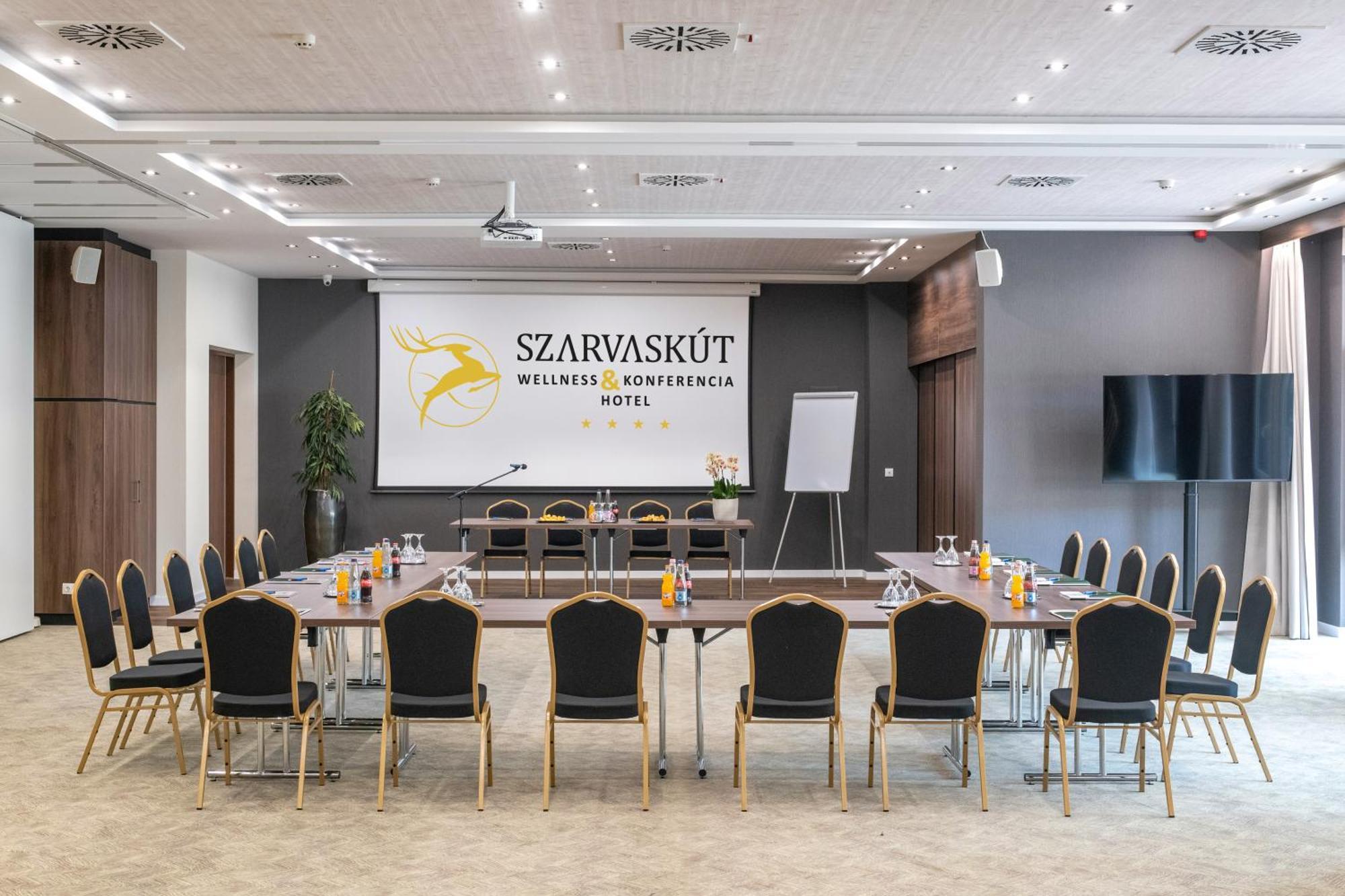 Szarvaskut Hotel Zirc Exterior foto