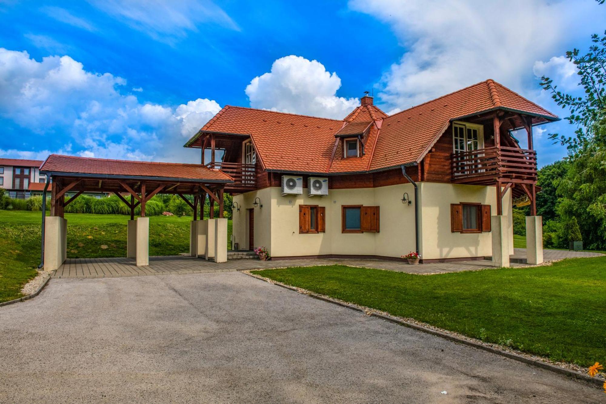 Szarvaskut Hotel Zirc Exterior foto